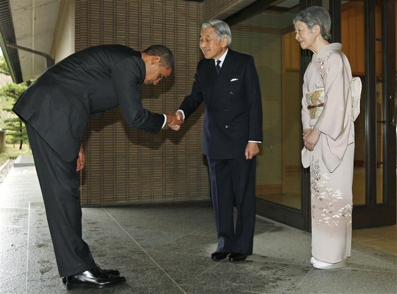 Former US president Barack Obama greeting Japan's emperor Akihito.